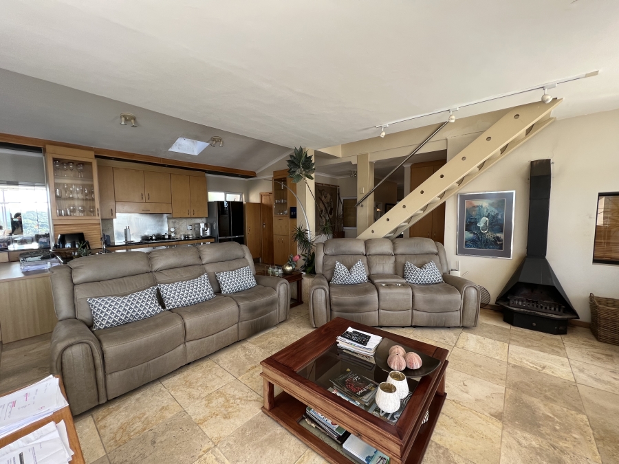 6 Bedroom Property for Sale in Bonza Bay Eastern Cape